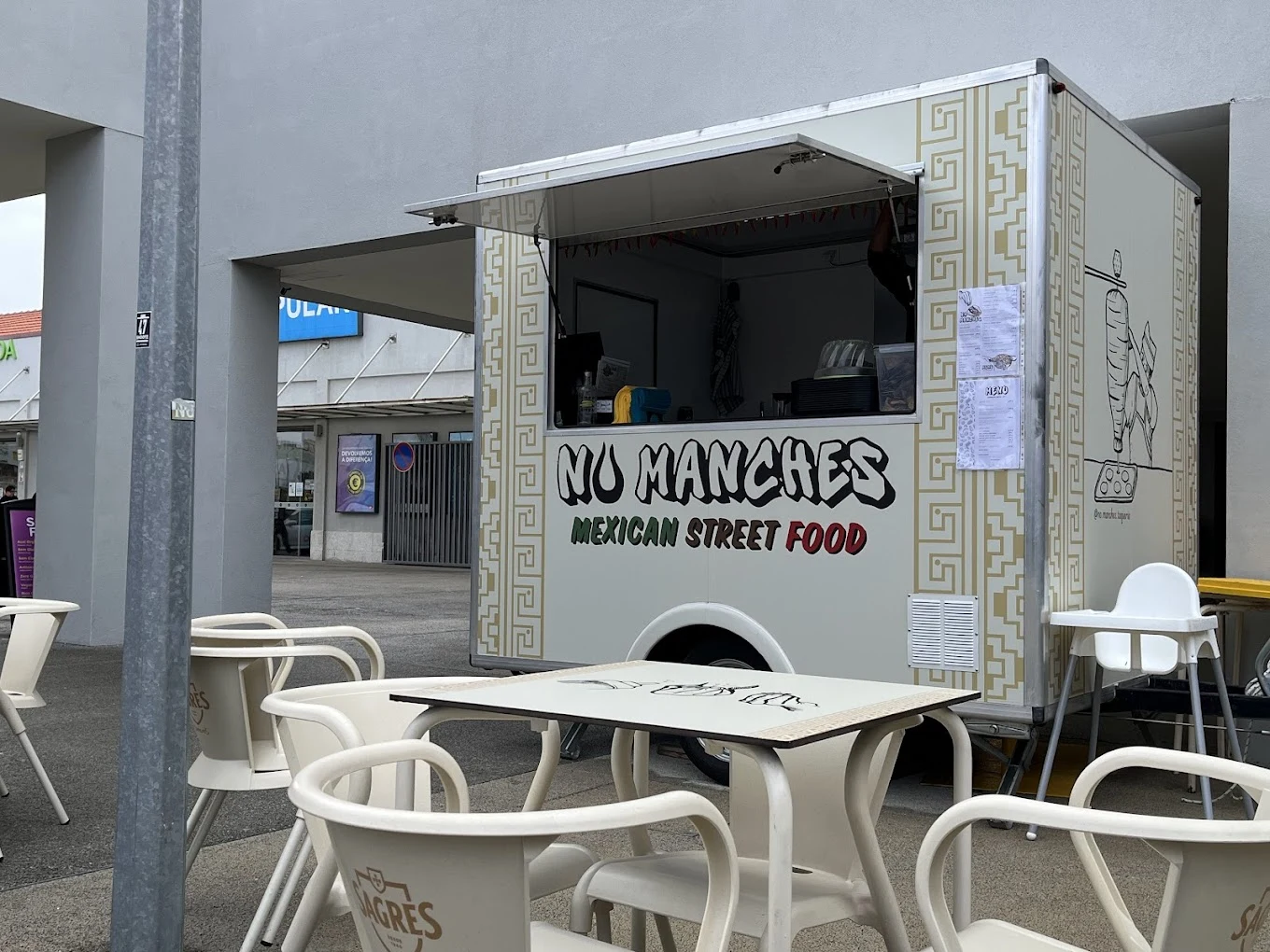 Christian a cozinhar na food truck No Manches