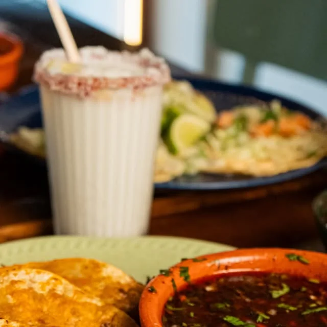Tacos e bebidas à mesa